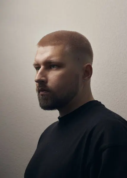 Porträts Eines Millennial Typen Mit Kurzhaarschnitt Und Bart Ohrringe Den Stockbild