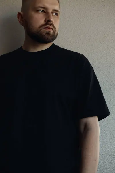 Porträts Eines Millennial Typen Mit Kurzhaarschnitt Und Bart Ohrringe Den lizenzfreie Stockfotos