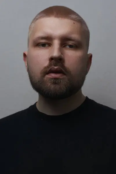 Porträts Eines Millennial Typen Mit Kurzhaarschnitt Und Bart Ohrringe Den lizenzfreie Stockbilder