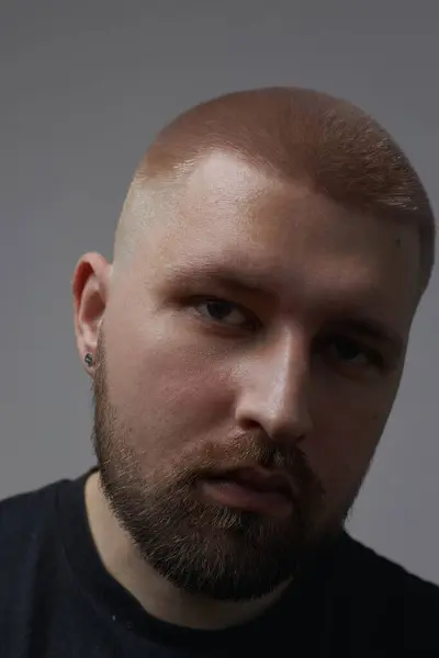 Porträts Eines Millennial Typen Mit Kurzhaarschnitt Und Bart Ohrringe Den lizenzfreie Stockfotos
