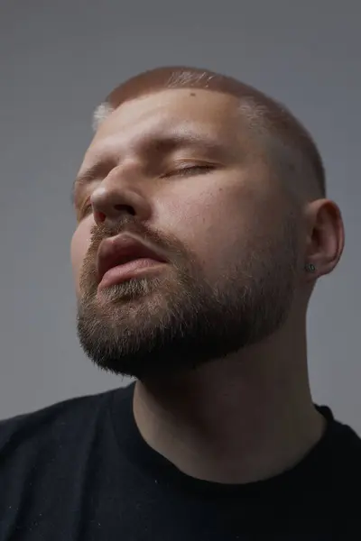 Millennial Kısa Saçlı Sakallı Kulaklarında Küpeleri Olan Bir Adamın Portreleri Telifsiz Stok Imajlar