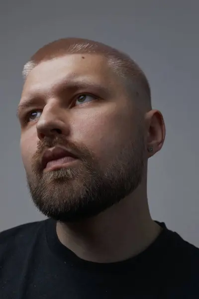 Millennial Kısa Saçlı Sakallı Kulaklarında Küpeleri Olan Bir Adamın Portreleri Telifsiz Stok Fotoğraflar