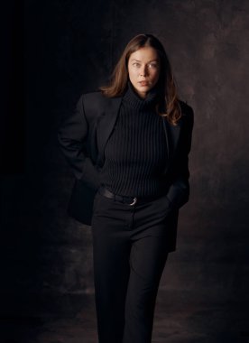 Ceketli güzel bir kız makyaj yapmadan tuvalin arka planında