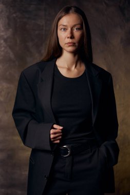 Ceketli güzel bir kız makyaj yapmadan tuvalin arka planında