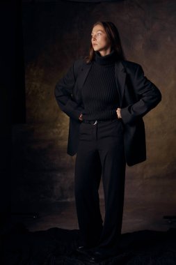 Ceketli güzel bir kız makyaj yapmadan tuvalin arka planında