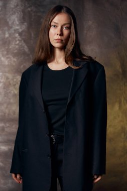 Ceketli güzel bir kız makyaj yapmadan tuvalin arka planında