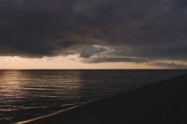 Прекрасний Захід Сонця Великому Озері Велика Хмара Над Водоймою Ліцензійні Стокові Зображення