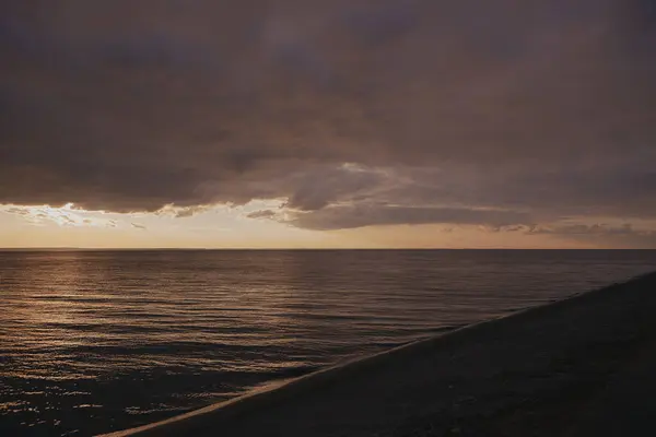 Matahari Terbenam Yang Indah Danau Besar Awan Besar Atas Waduk Stok Foto