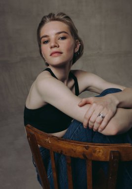 Kotlu, kısa saçlı ve sarı saçlı güzel bir kızın şık ve güzel portreleri