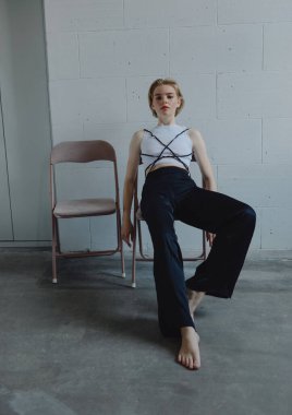 Kısa ve sarı saçlı, minimalist bir geçmişi olan şık bir kızın moda portreleri. 