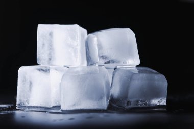 Siyah arkaplanda buz küplerini temizle