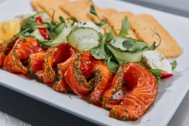 Lezzetli ve güzel bir deniz ürünü ve sebze yemeği. Restoran yemekleri.