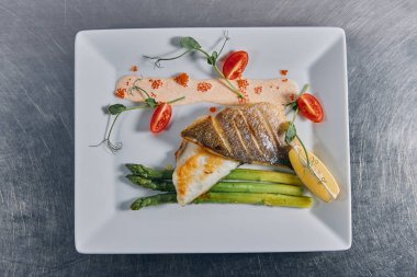 Lezzetli ve güzel bir deniz ürünü ve sebze yemeği. Restoran yemekleri.