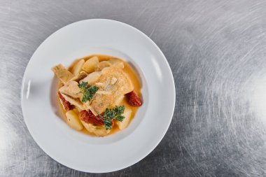 Lezzetli ve güzel bir deniz ürünü ve sebze yemeği. Restoran yemekleri.