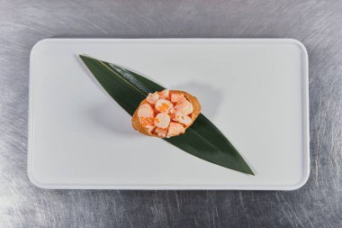 Lezzetli ve güzel bir deniz ürünü ve sebze yemeği. Restoran yemekleri.