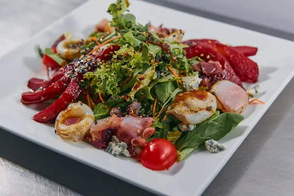 Lezzetli ve güzel bir deniz ürünü ve sebze yemeği. Restoran yemekleri.