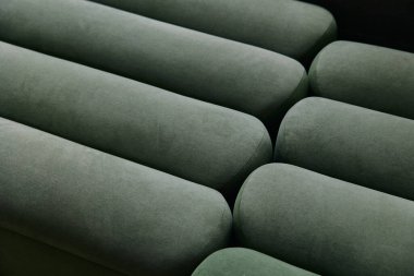 Minimalist döşemeli, yumuşak yeşil silindirik desenli, yakın plan.