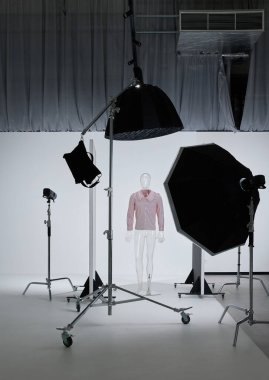 Stüdyodaki fotoğrafçılar için profesyonel stüdyo ekipmanı. Stüdyo ürün fotoğrafçılığı şeffaf bir manken üzerinde.
