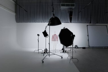 Stüdyodaki fotoğrafçılar için profesyonel stüdyo ekipmanı. Stüdyo ürün fotoğrafçılığı şeffaf bir manken üzerinde.