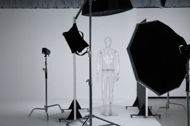 Stüdyodaki fotoğrafçılar için profesyonel stüdyo ekipmanı. Stüdyo ürün fotoğrafçılığı şeffaf bir manken üzerinde.