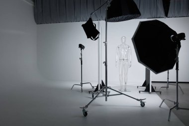 Stüdyodaki fotoğrafçılar için profesyonel stüdyo ekipmanı. Stüdyo ürün fotoğrafçılığı şeffaf bir manken üzerinde.