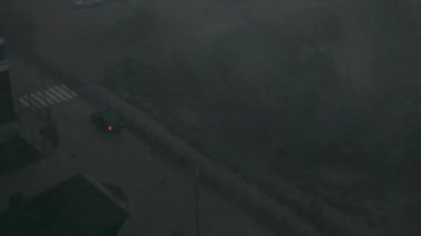 Binanın avlusuna bakan yüksek katlı pencerenin görüntüsü, şiddetli yağmur ve pencerenin dışı rüzgar.