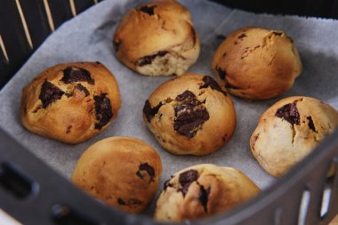 Ev yapımı çikolatalı kurabiyeler, taze ve yeni pişmiş.