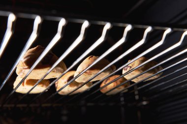 Ev yapımı çikolatalı kurabiyeler, taze ve yeni pişmiş.