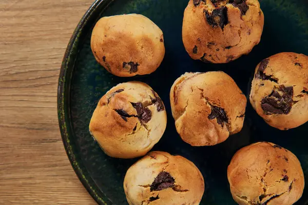 Ev yapımı çikolatalı kurabiyeler, taze ve yeni pişmiş, güzel bir tabakta servis ediliyor.