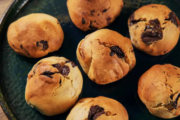 Ev yapımı çikolatalı kurabiyeler, taze ve yeni pişmiş, güzel bir tabakta servis ediliyor.