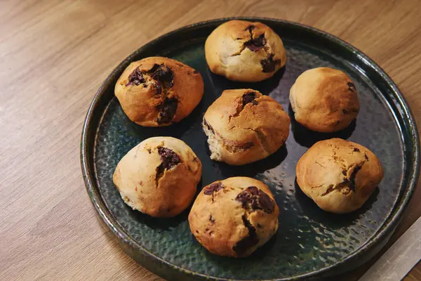 Ev yapımı çikolatalı kurabiyeler, taze ve yeni pişmiş, güzel bir tabakta servis ediliyor.