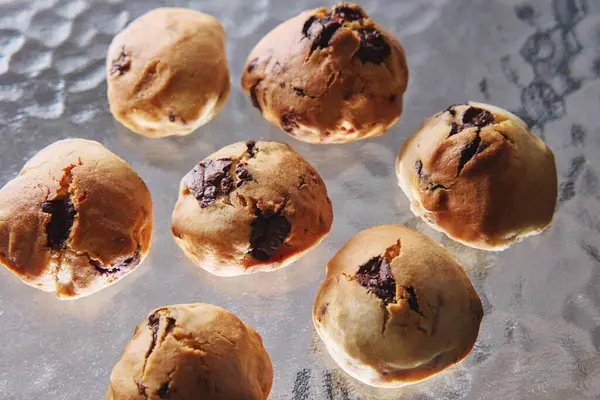 Ev yapımı çikolatalı kurabiyeler, taze ve yeni pişmiş.