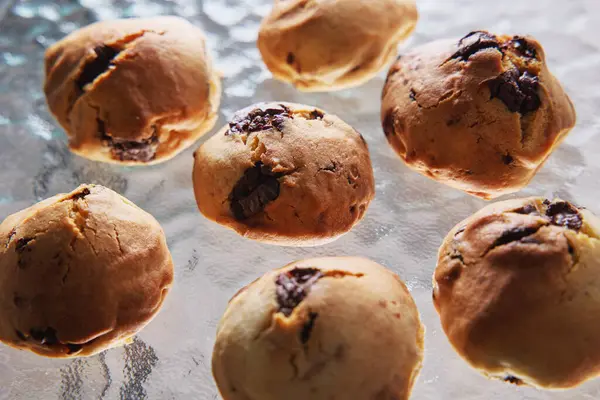 Ev yapımı çikolatalı kurabiyeler, taze ve yeni pişmiş.