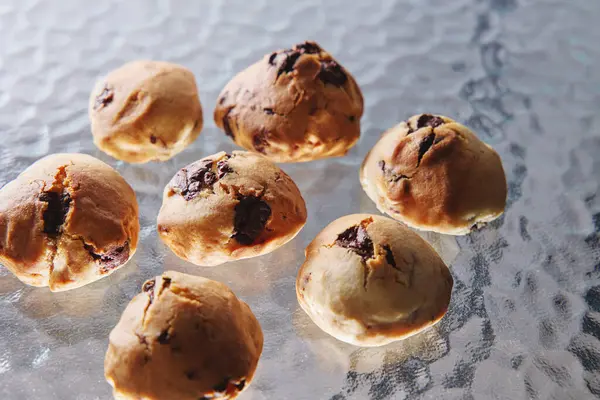 Ev yapımı çikolatalı kurabiyeler, taze ve yeni pişmiş.