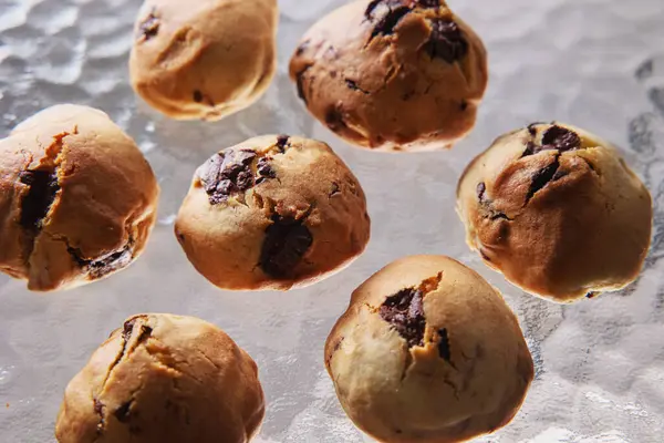 Ev yapımı çikolatalı kurabiyeler, taze ve yeni pişmiş.