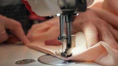 Elektrikli dikiş makinesinde çalışan kadın. Evde Kadın Terzi Çalışması. Güneşli bir gün. 2x Yavaş çekim 60fps 4K