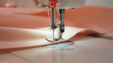 Elektrikli dikiş makinesinde çalışan kadın. Evde Kadın Terzi Çalışması. Güneşli bir gün. 2x Yavaş çekim 60fps 4K