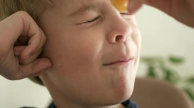 Şirin, küçük bir oğlan çocuğu Kirazlı, Meyveli, Mutfak Yemekleri ve Yemek Odası 'nın tadını çıkarın. 2x Yavaş çekim 60 fps 4K