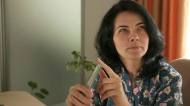 Çocuk Anneye Yardım Eder. Oğlu Yeni Daire 'de tadilat yapan bir kadın. 2x Yavaş çekim 60 fps 4K