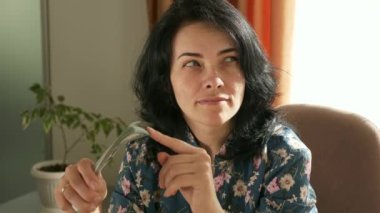 Çocuk Anneye Yardım Eder. Oğlu Yeni Daire 'de tadilat yapan bir kadın. 2x Yavaş çekim 60 fps 4K