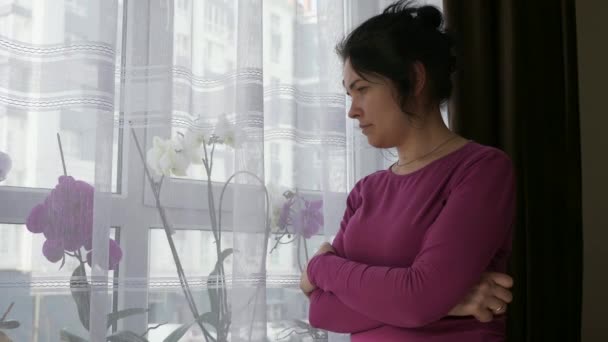 Endişeli Kadın Pencereden Düşünerek Duruyor Bakıyor Üzücü Fade Kadın Duygularını — Stok video