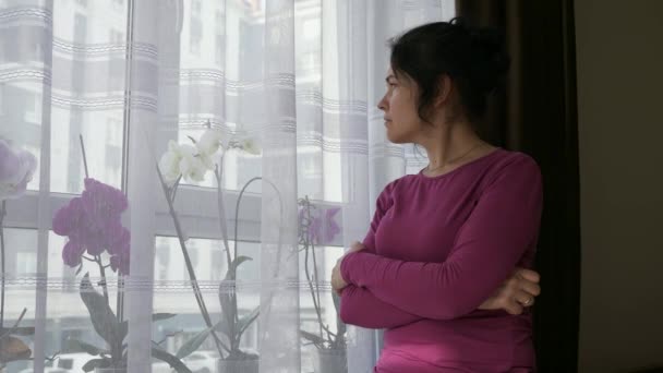 Ανήσυχη Γυναίκα Στέκεται Και Σκέφτεται Κοιτάζοντας Έξω Από Παράθυρο Θλιβερή — Αρχείο Βίντεο