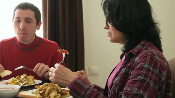 Çocuklu Genç Aile Kahvaltı Yemeği Yiyin Baba Anne Çocuk Birlikte — Stok video