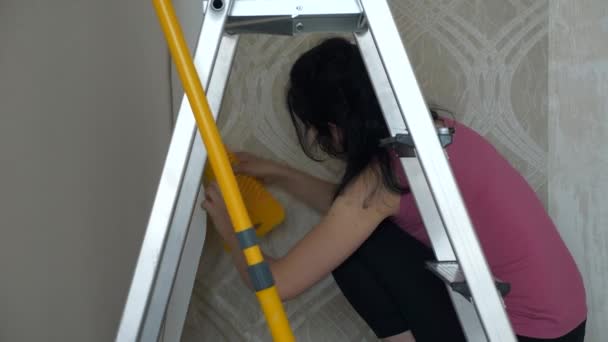 아파트에서 재개발하고 페이퍼 Woman Glue Wallpaper 파운드 — 비디오