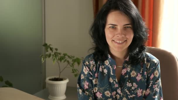 Mutlu Gülümseyen Kadın Eli Para Veriyor Büro Şçi Müdürü Başarılı — Stok video