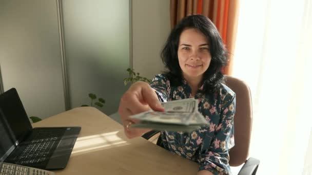 Szczęśliwa Uśmiechnięta Kobieta Ręka Daje Pieniądze Gotówką Dolarów Kierownik Biura — Wideo stockowe
