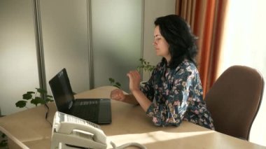 Bayan Ofis İşçisi Büro 'da Dizüstü bilgisayarda çalışan kameraya bakın. Başarılı İş Kadını Masada Oturur. Yavaş çekim 4K