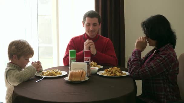 어린이와 식사를 기도를 아버지는 어머니와 식사를 식탁에서 디쉬를 수있다 파운드 — 비디오