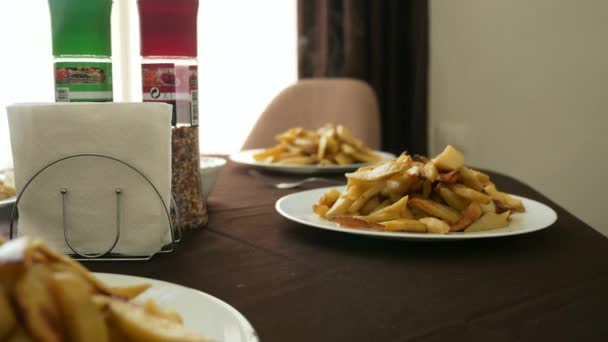 Kahvaltıya Taze Patates Kızartması Hazırladık Tabak Masaya Yavaş Çekim 60Fps — Stok video
