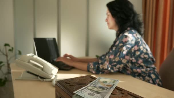 Primer Plano Dinero Dólares Efectivo Mujer Administradora Trabajo Oficina Trabajando — Vídeo de stock
